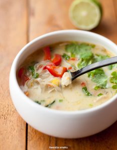 Read more about the article Tajska zupa z kurczakiem i warzywami Z papryką, pieczarkami i kukurydzą oraz z makaronem ryżowym i mlekiem kokosowym.