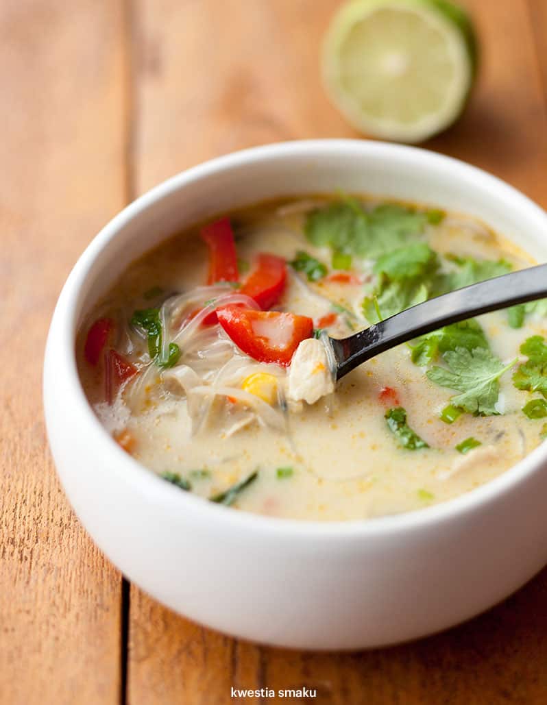 You are currently viewing Tajska zupa z kurczakiem i warzywami Z papryką, pieczarkami i kukurydzą oraz z makaronem ryżowym i mlekiem kokosowym.