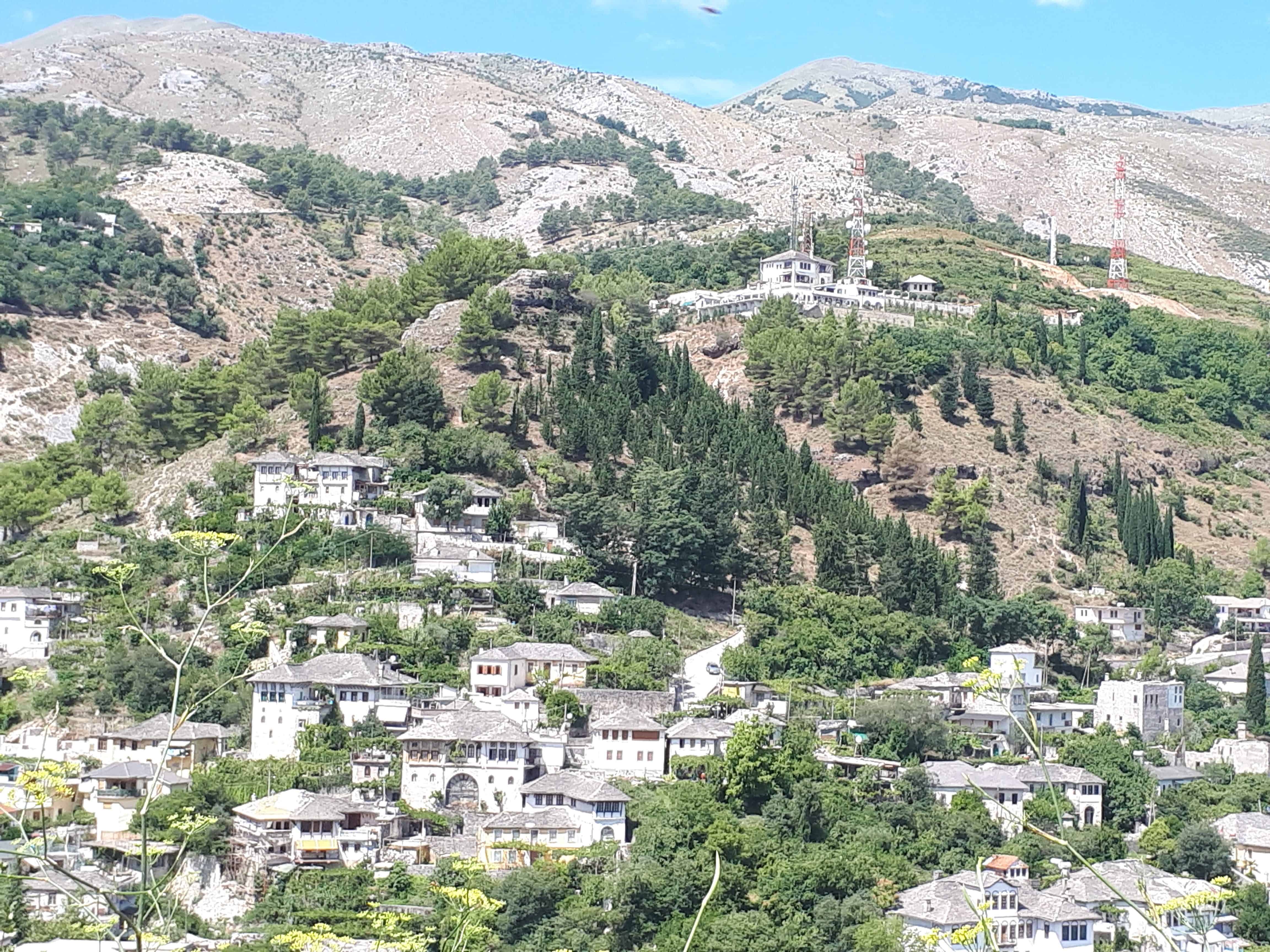 You are currently viewing Wyjątkowe miejsca w Albanii – Gjirokastra